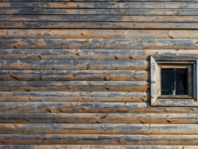 老闆說他只有"a small window"，不是他的窗戶很小